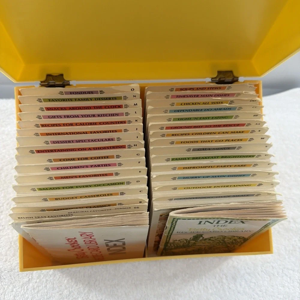 VTG Betty Crocker Recipe Card Library Yellow Container Box Lid 1971 Complete